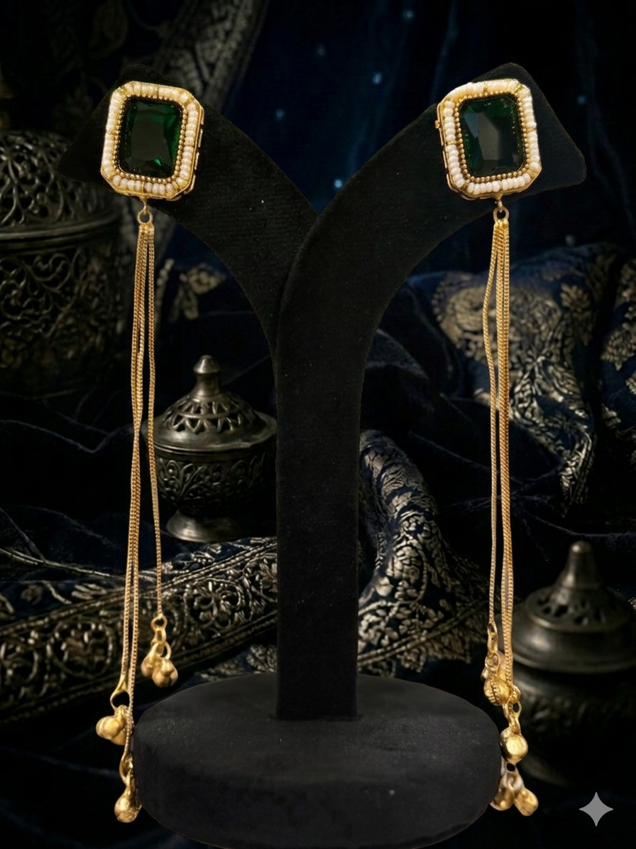 Pair of earrings with green gemstone