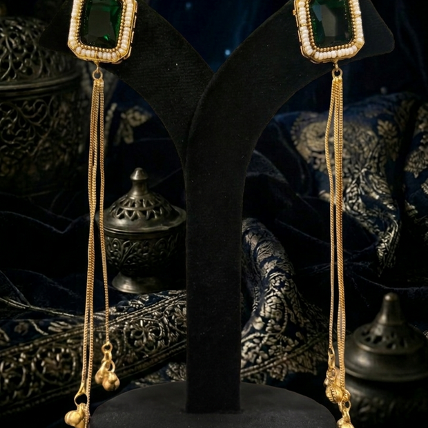 Pair of earrings with green gemstone