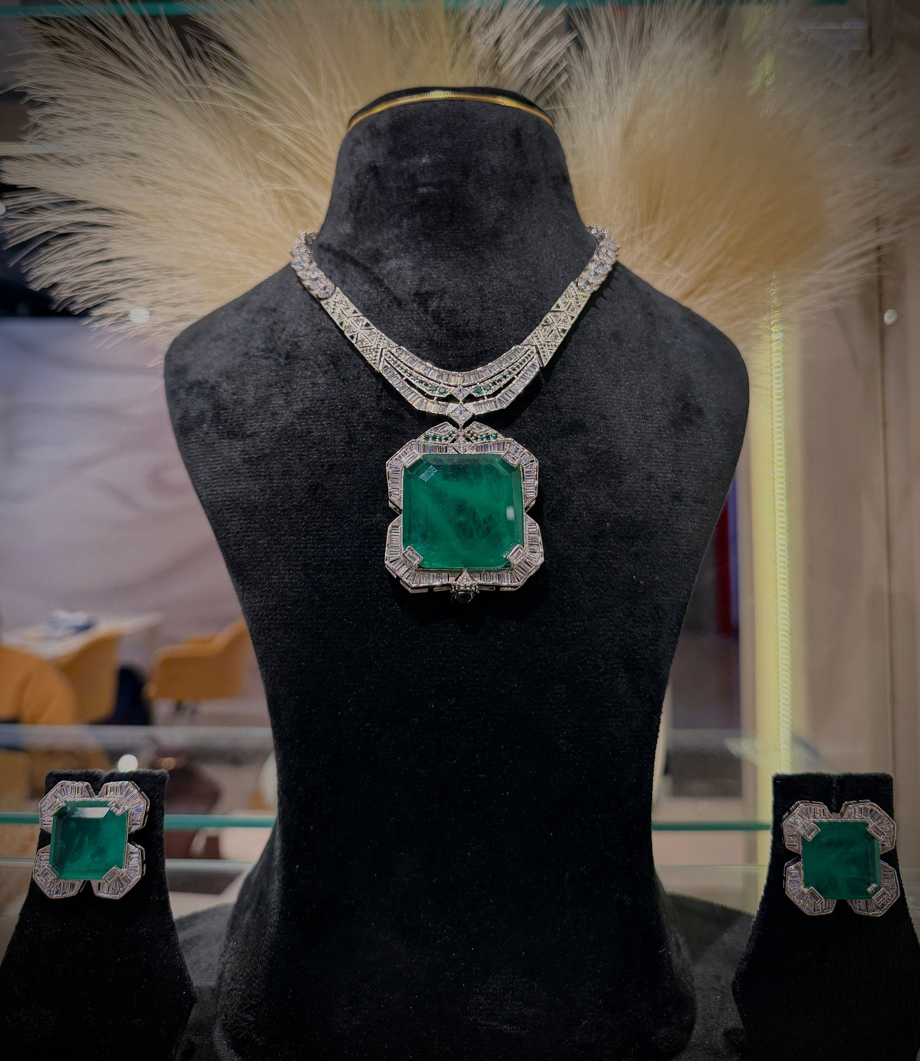 Majestic Emerald‑Diamond Necklace Set
