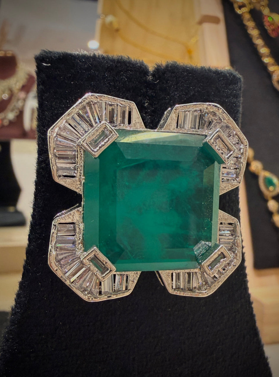 Majestic Emerald‑Diamond Necklace Set