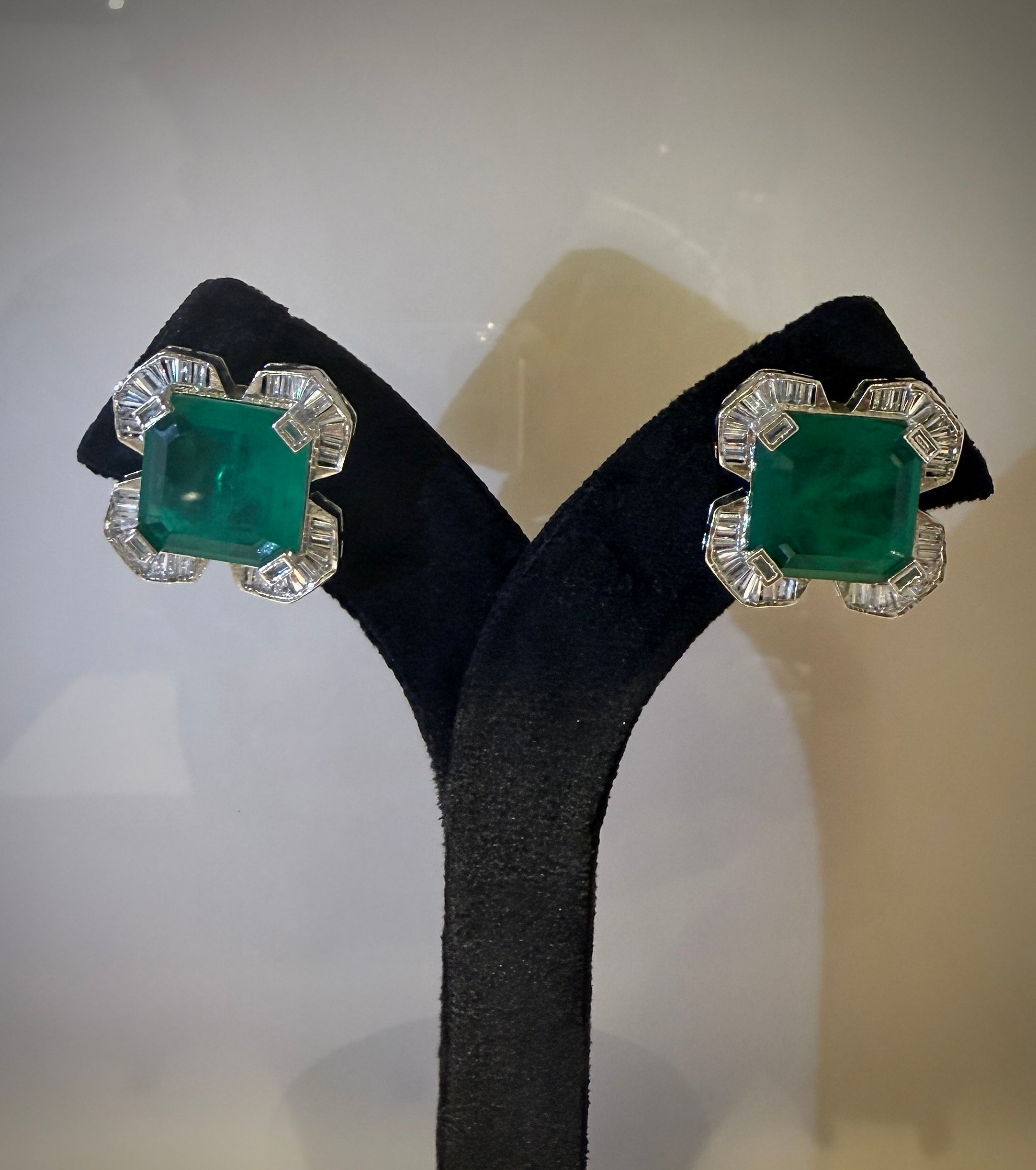 Majestic Emerald‑Diamond Necklace Set
