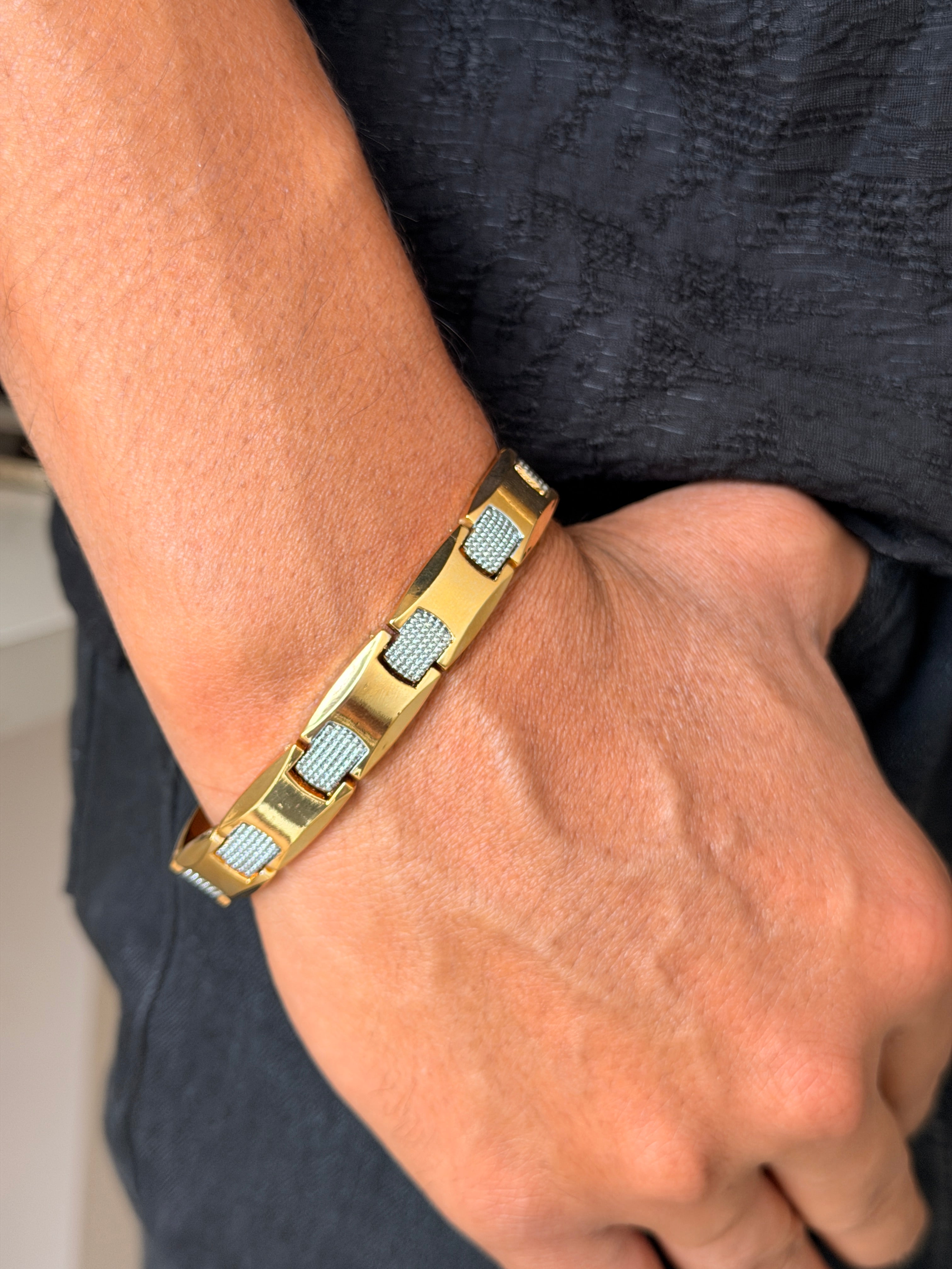 Elegant Textured Dual‑Tone Men's Chain Bracelet