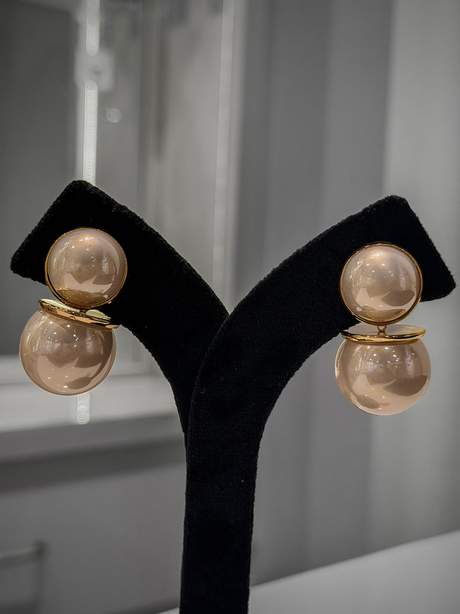 Pair of gold earrings 