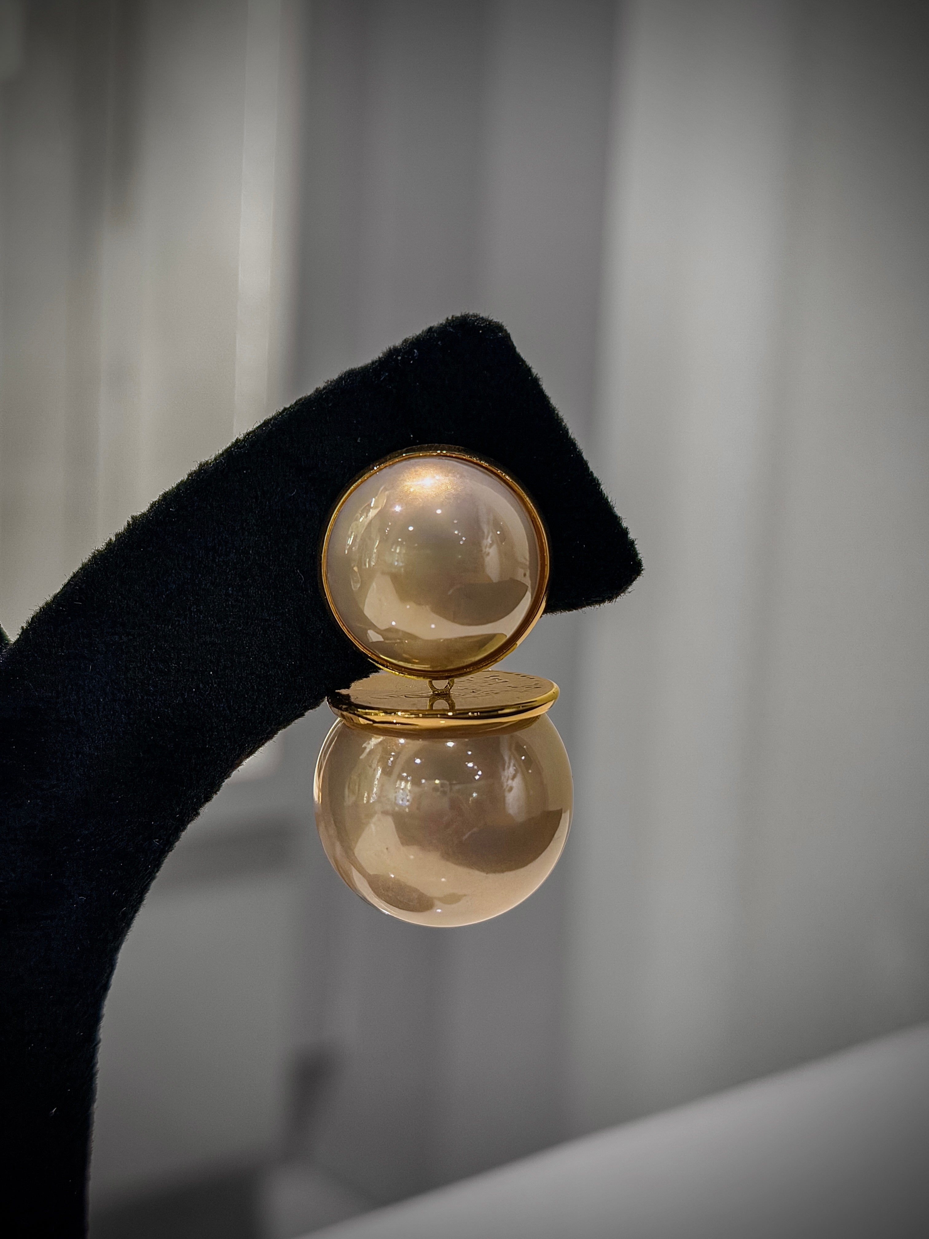 Gold spherical earring 