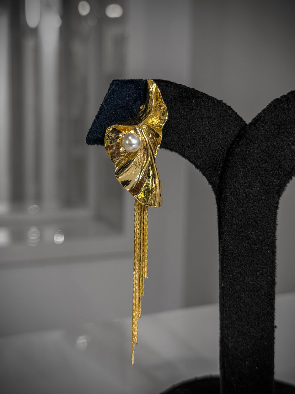 Gold earring with pearl 