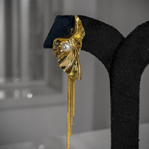 Gold earring with pearl 