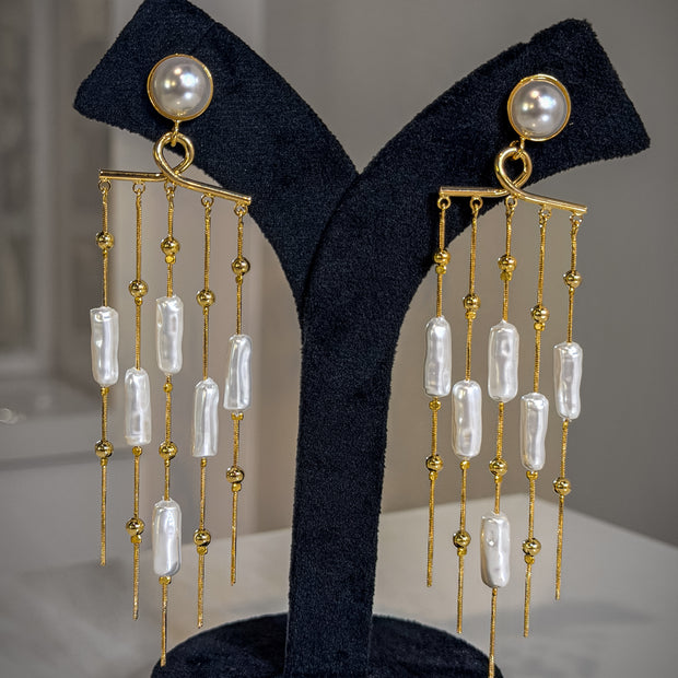 Pair of earrings with pearl-like beads 