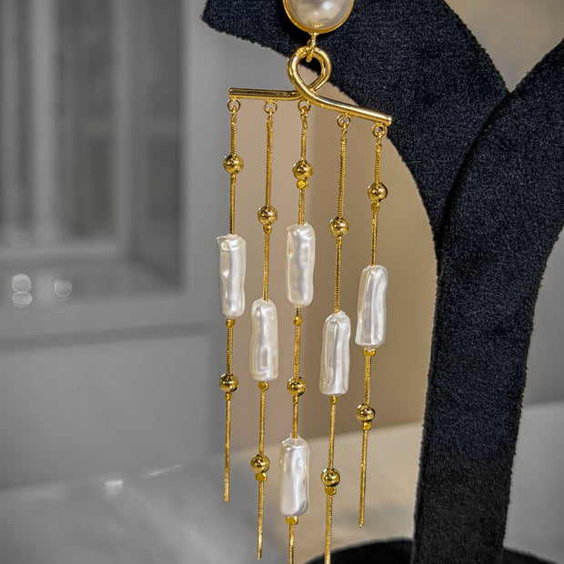 Gold and pearl earring 