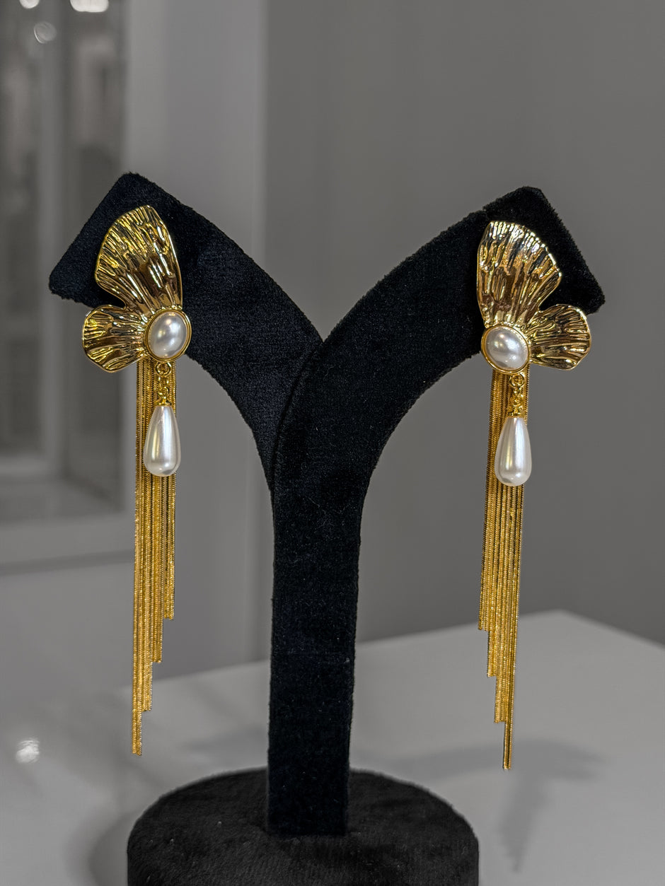 Gold earrings with pearl drops 
