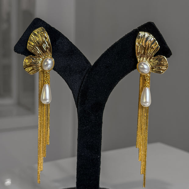 Gold earrings with pearl drops 