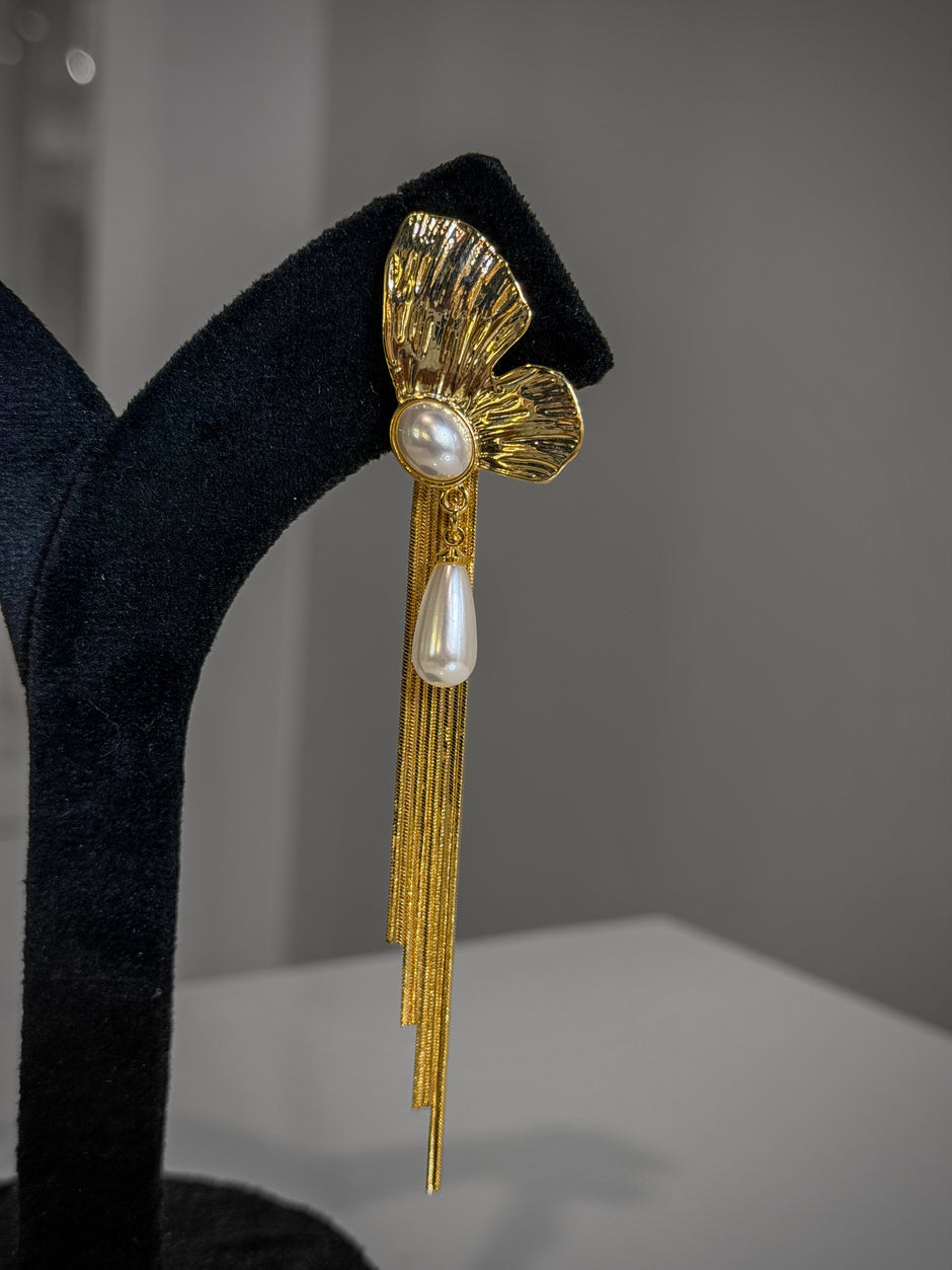 Gold earring with tassels and pearl 