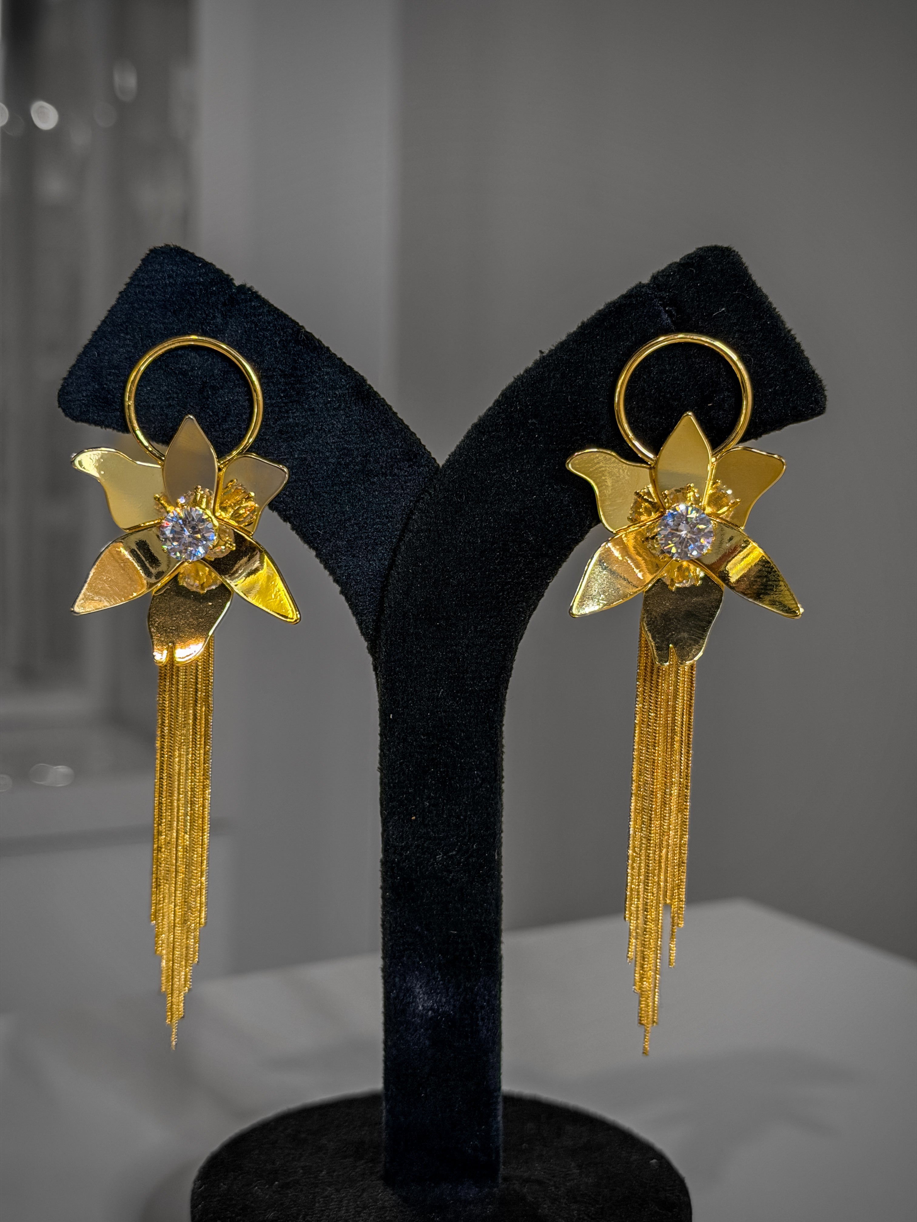 Gold flower earrings with tassels 