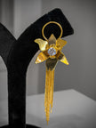 Gold earring with tassels and a central gemstone 