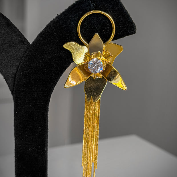 Gold earring with tassels and a central gemstone 