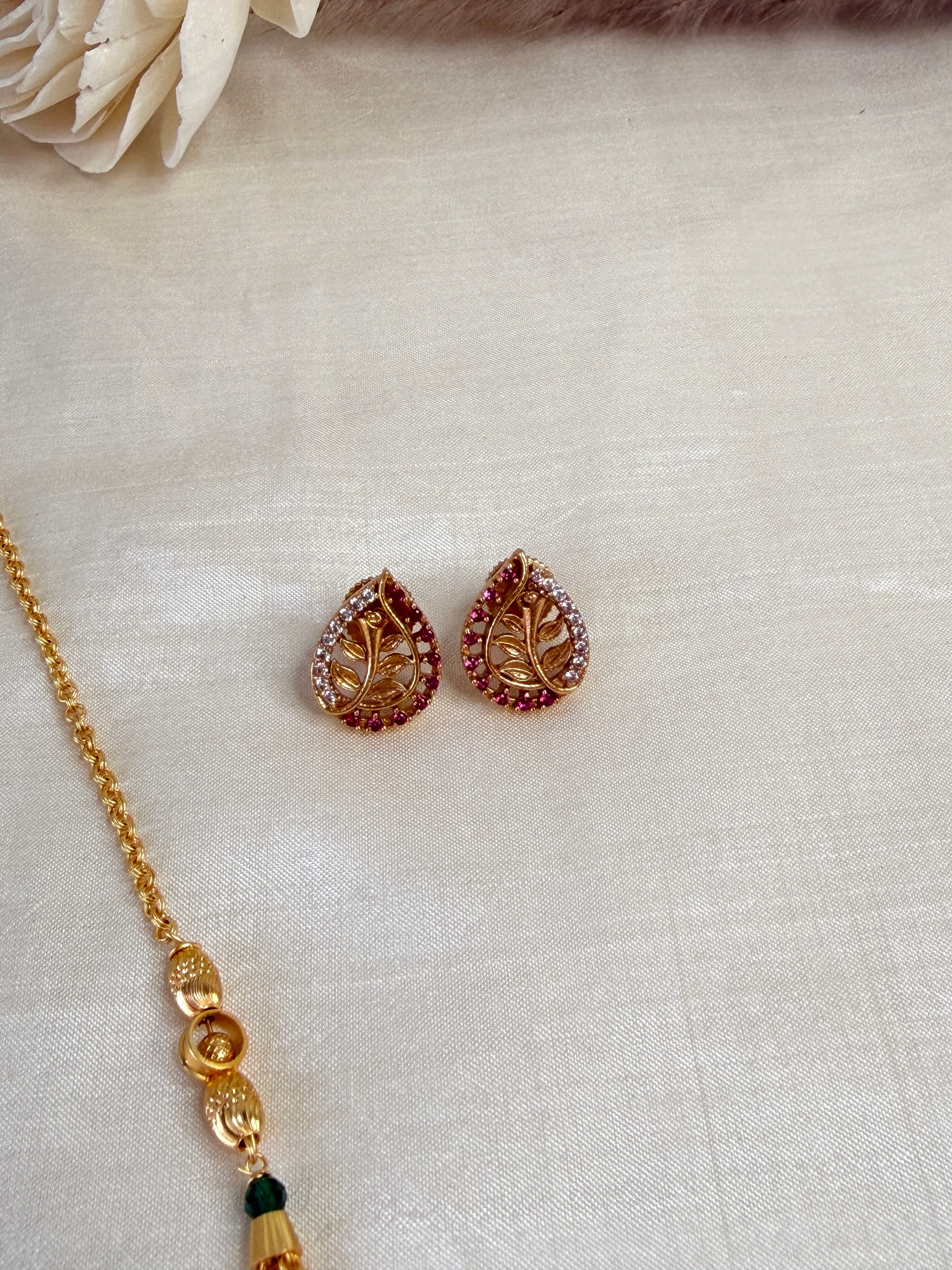 Antique Gold Leaf Design Teardrop Pendent With Bead Chain Set