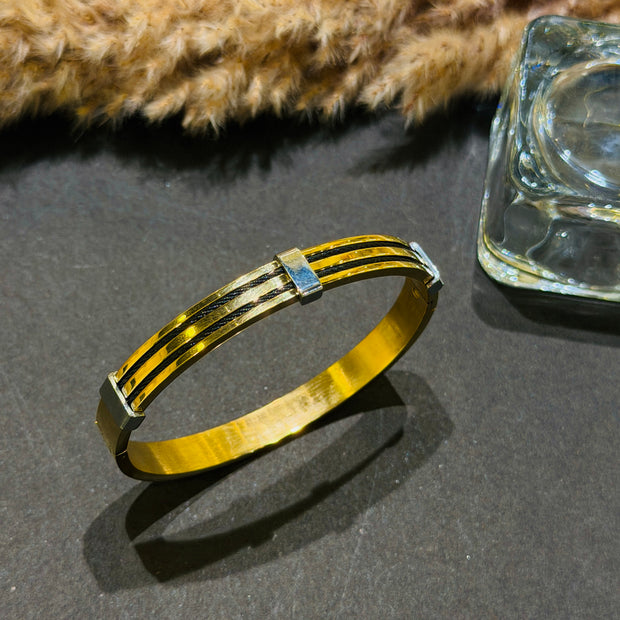 Gold bracelet with a blue gemstone 