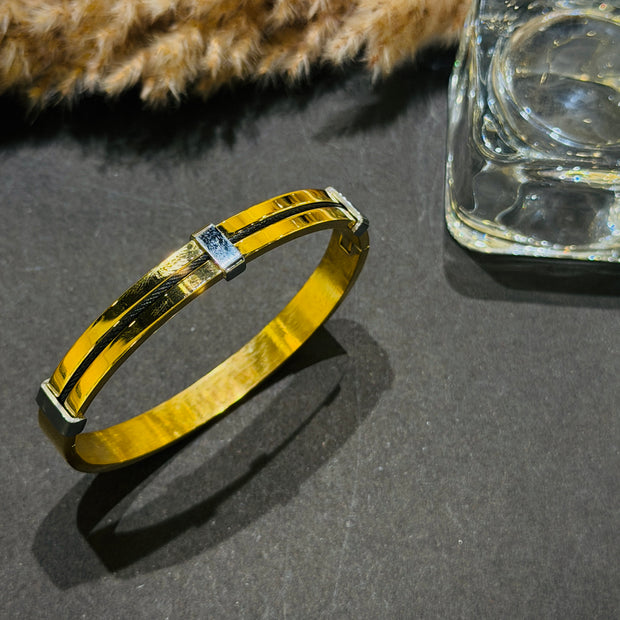 Gold bracelet with a clear stone 