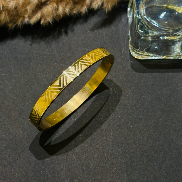Gold bracelet with geometric pattern 