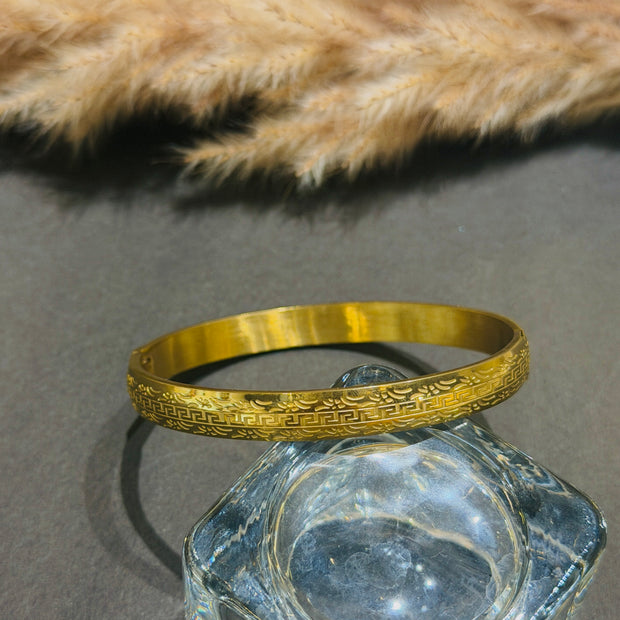 Gold bracelet 