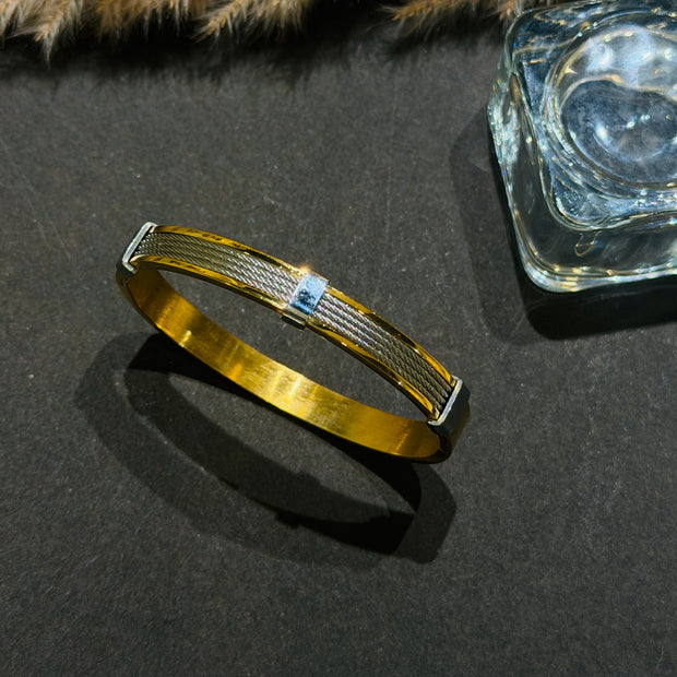 Gold bracelet with blue gemstone 
