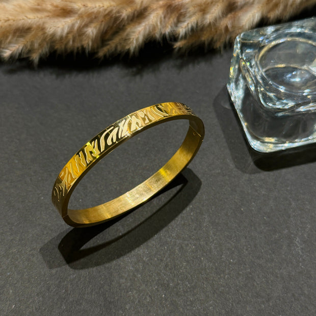 Gold bracelet with a fur and glass