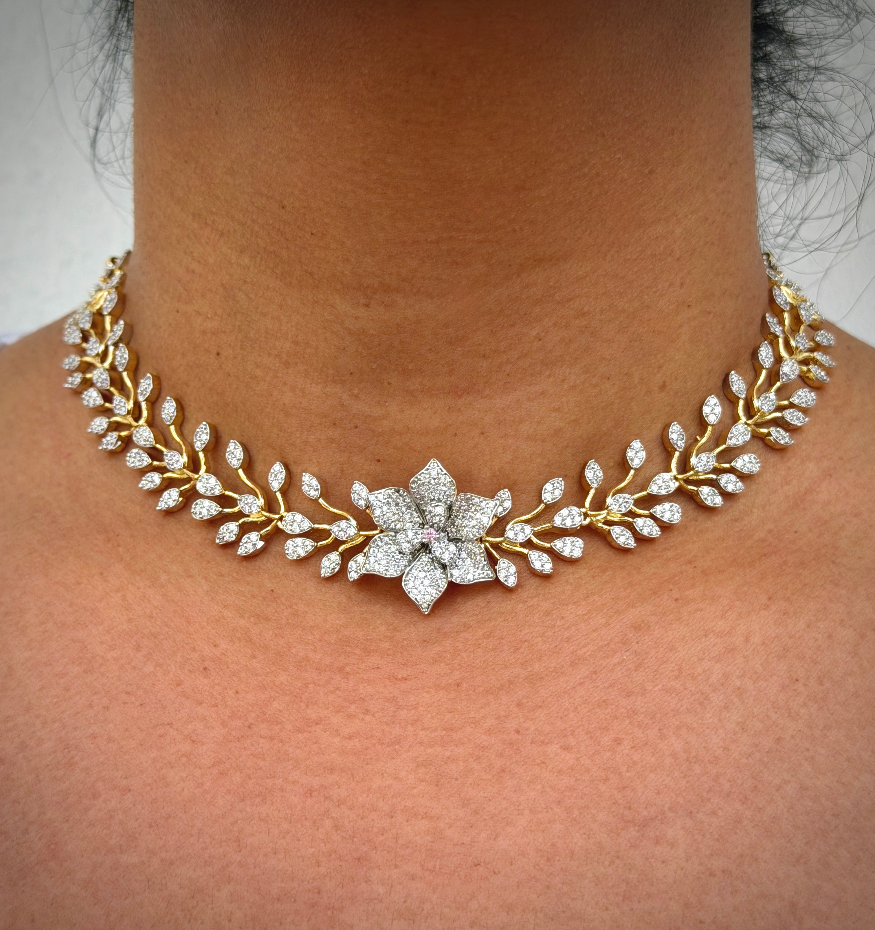 Elegant gold and diamond necklace 