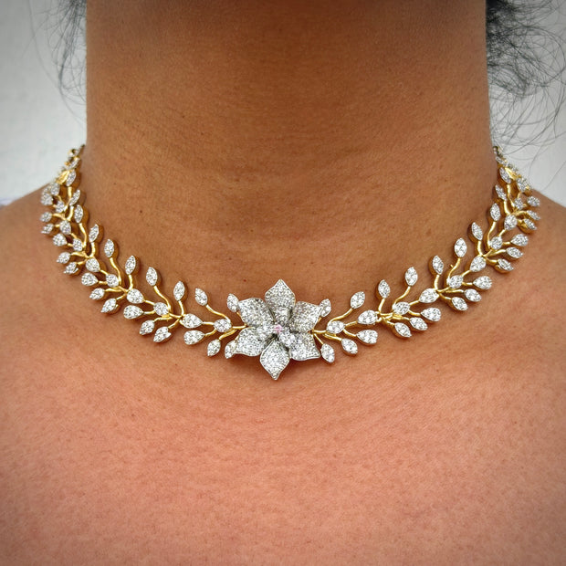 Elegant gold and diamond necklace 