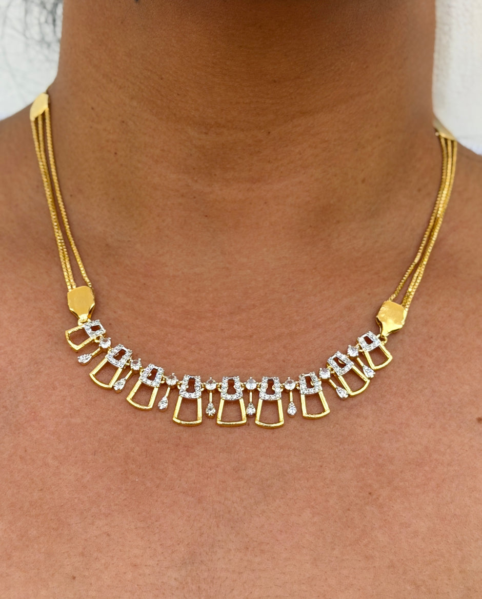 Gold necklace with diamond-like stones 