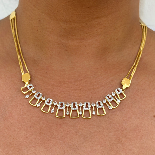 Gold necklace with diamond-like stones 