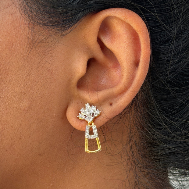 gold and diamond earring.