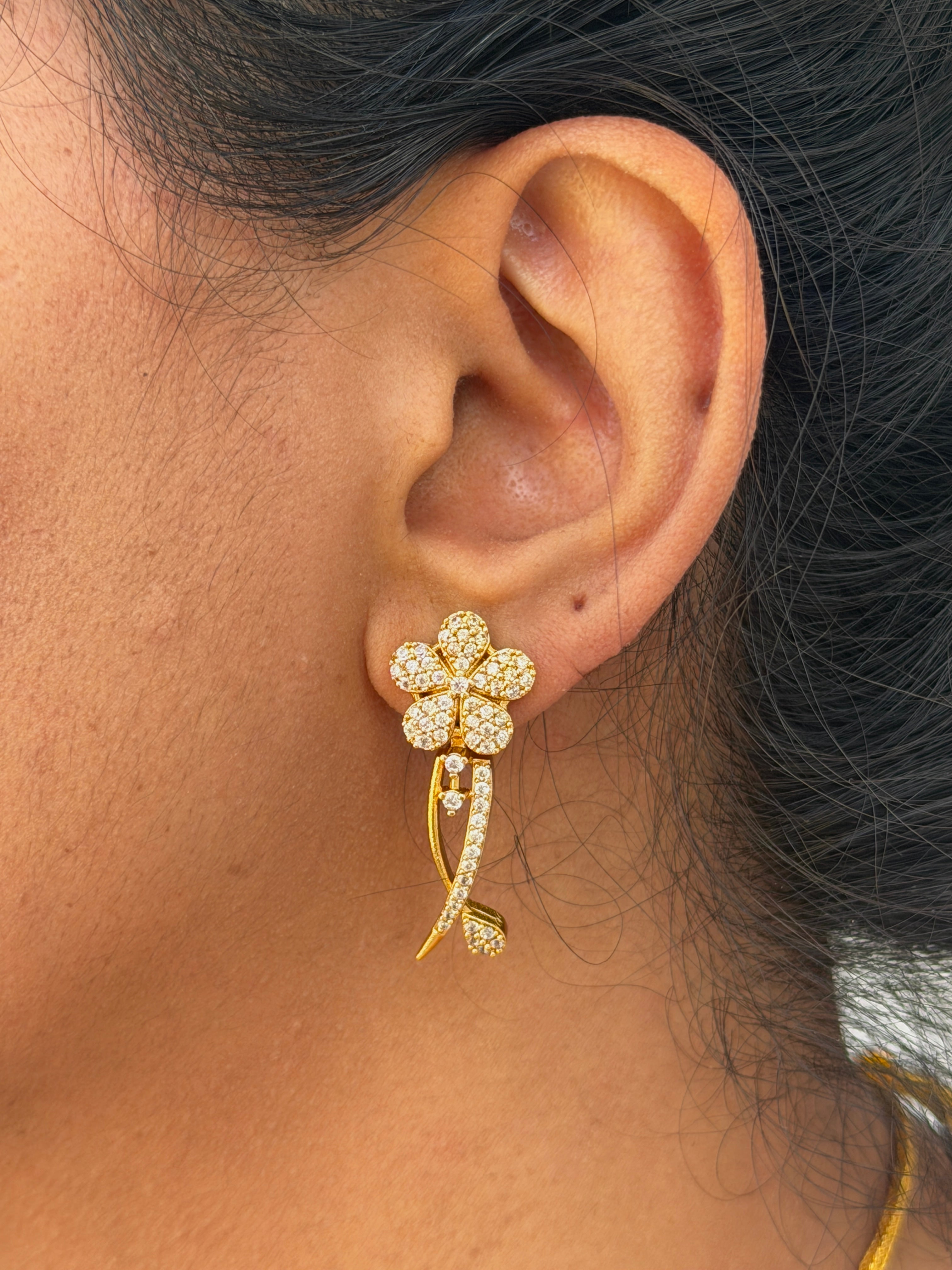 Gold flower-shaped earring 