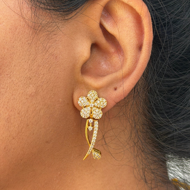 Gold flower-shaped earring 
