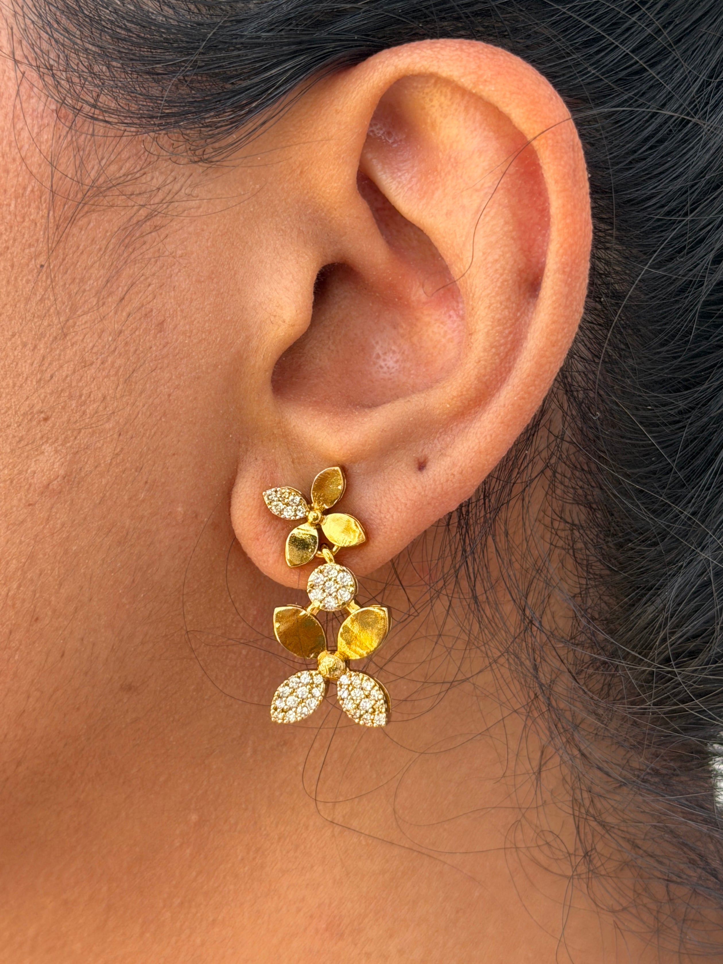 Gold and diamond earring 