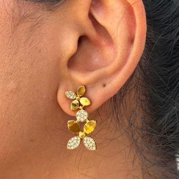 Gold and diamond earring 