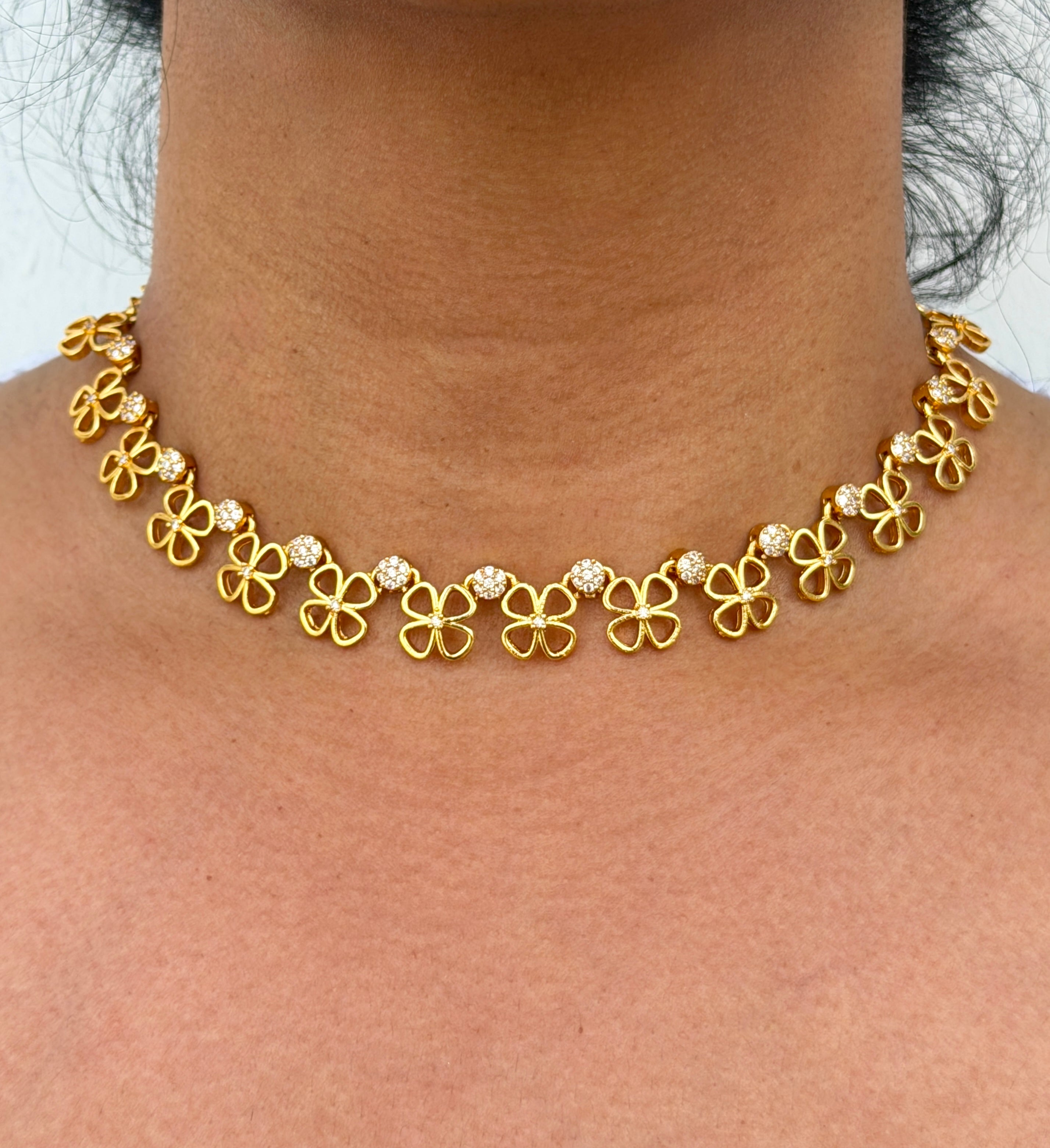 Gold necklace with clover-shaped pendants