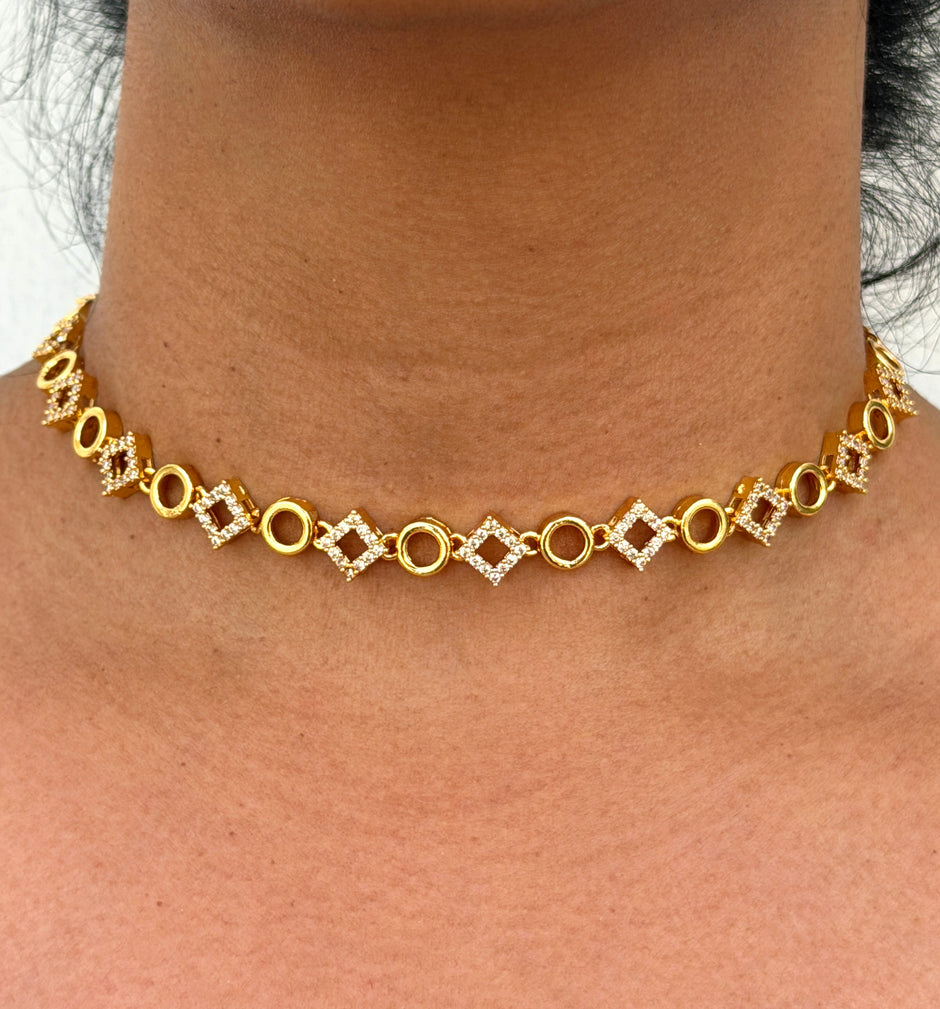 Gold necklace with diamond-like stones