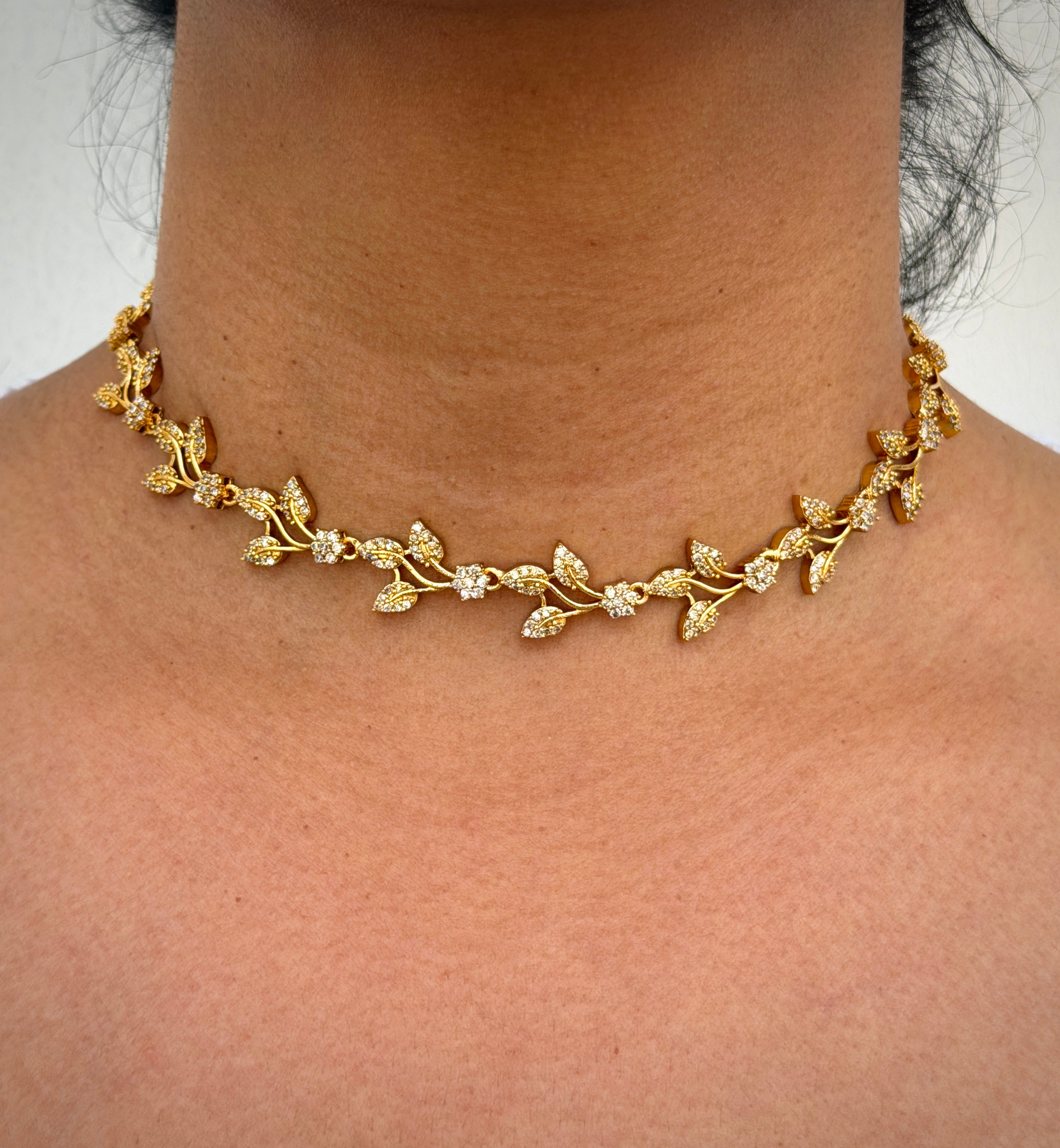 Gold necklace with leaf design 