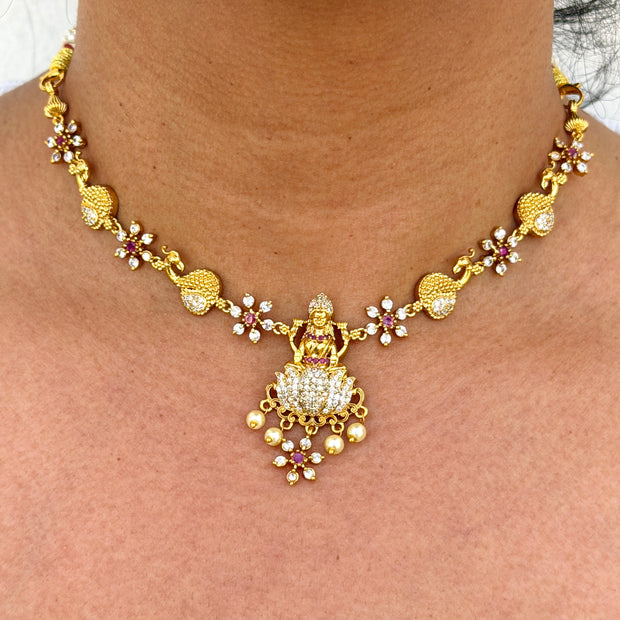 Gold necklace with a pendant 