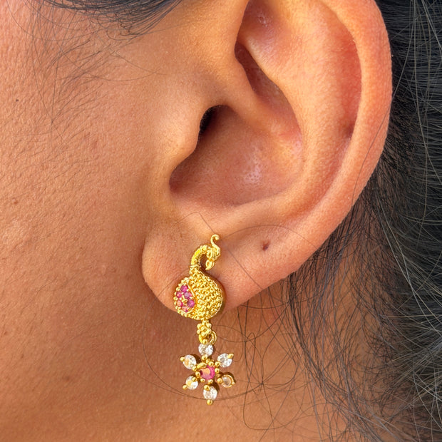 Gold earring with pink gemstones