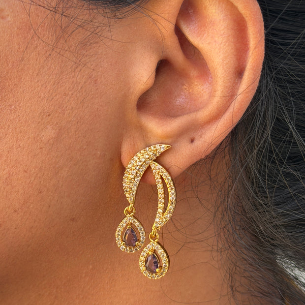 Gold earrings with teardrop-shaped gemstones 