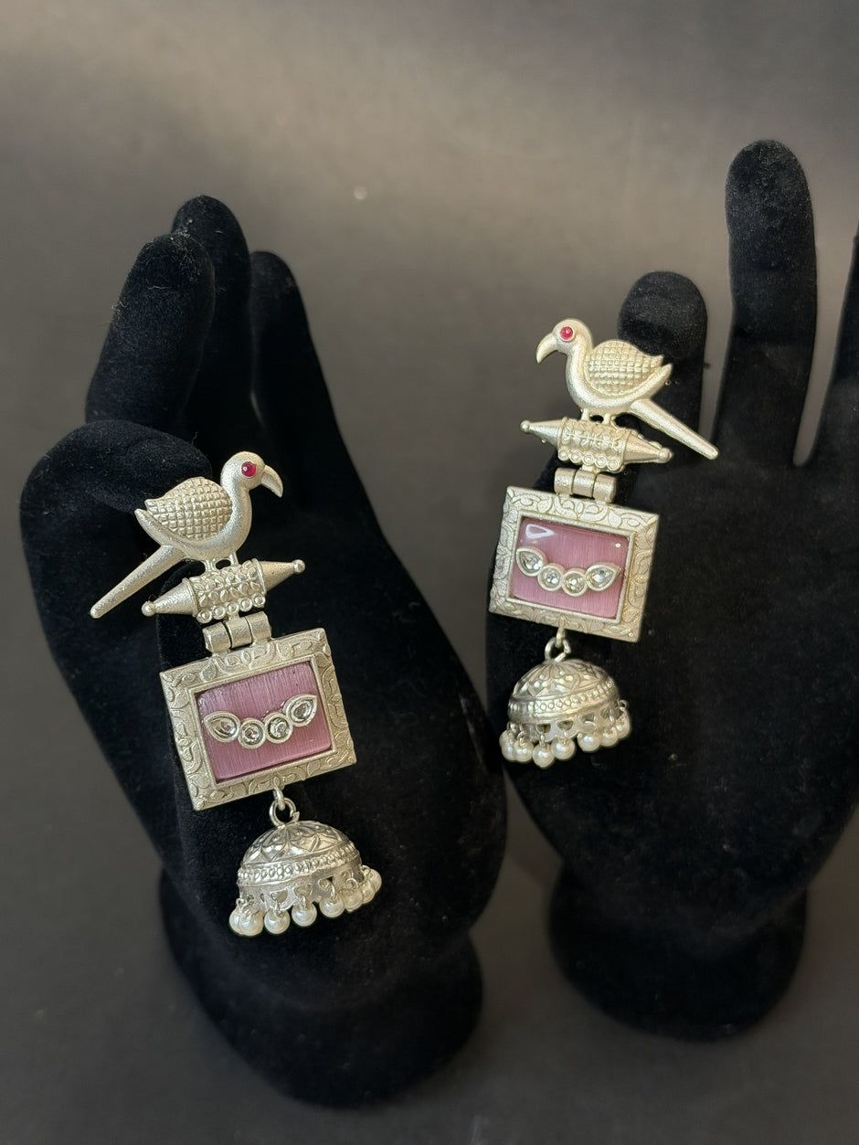 Decorative earrings with bird design