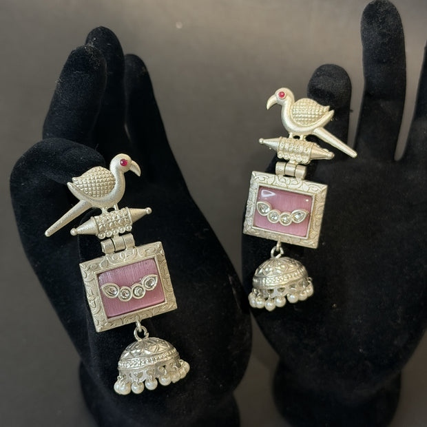 Decorative earrings with bird design