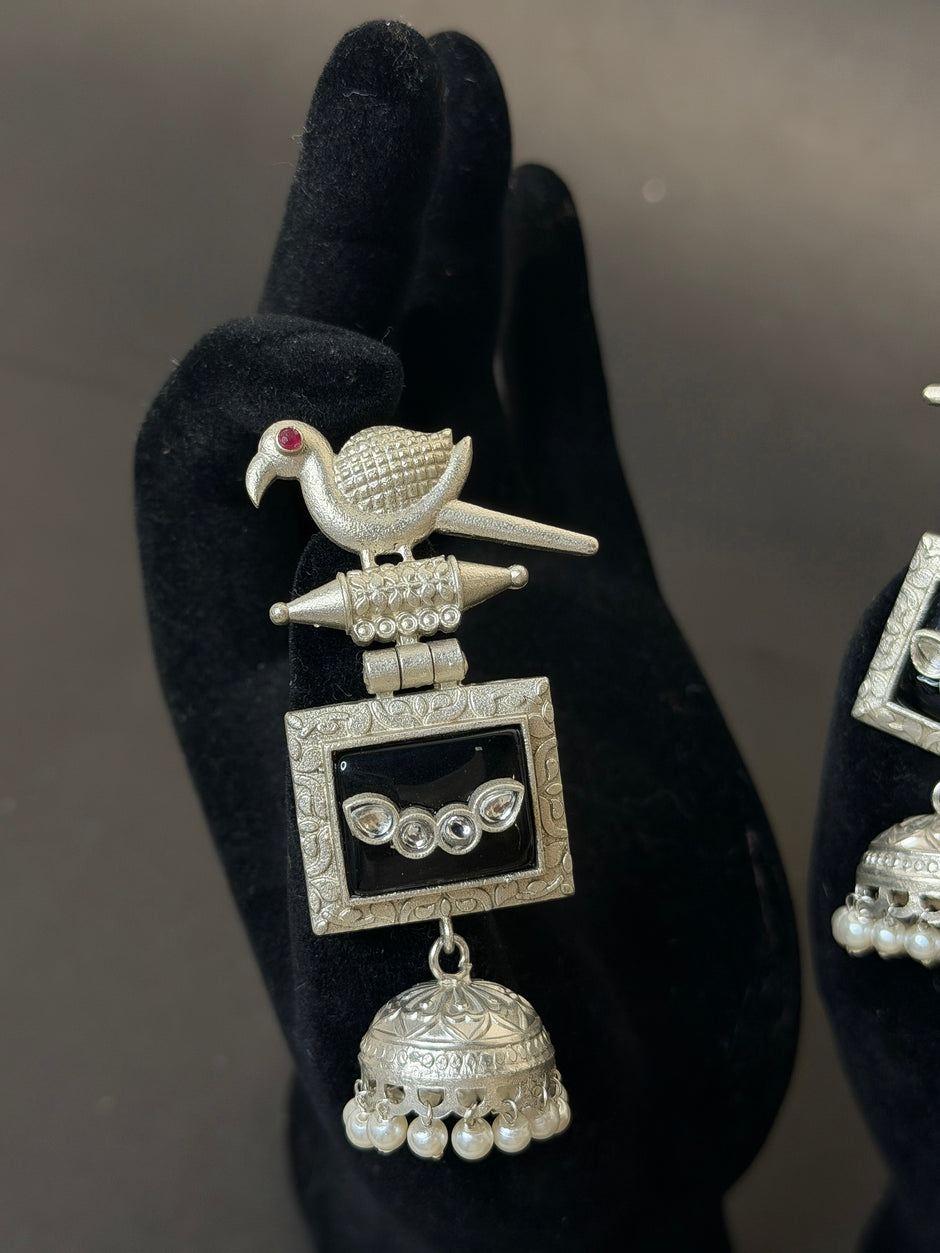 Silver bird-shaped earring 